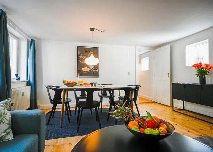 Sanders Central - Dreamy Three-Bedroom Apartment In The Middle Of It All