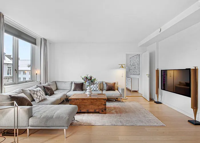 Sanders Monarch - Charming One-Bedroom Apartment With Two Balconies