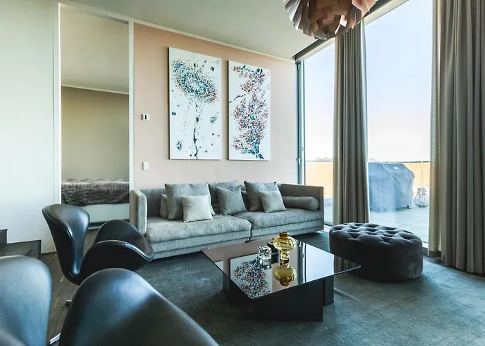 Luxury Harbourfront Penthouse With Private Rooftop