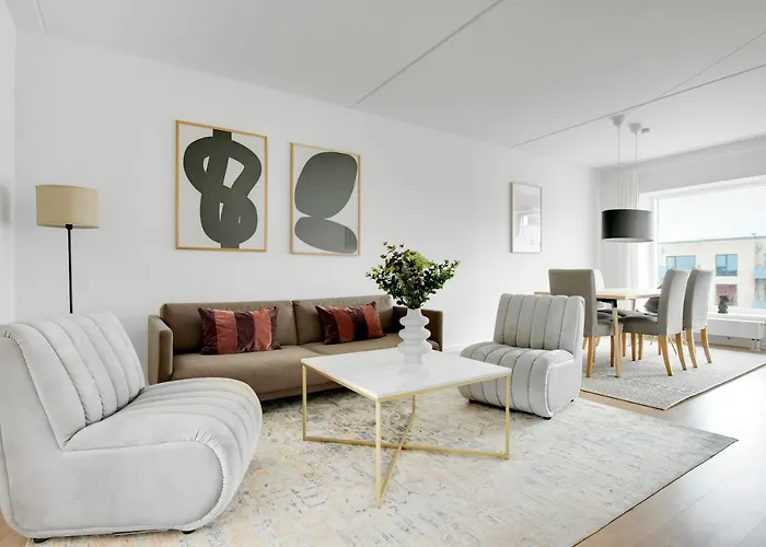 Sanders Arena - Lovely Three-Bedroom Apartment Close To Metro Station