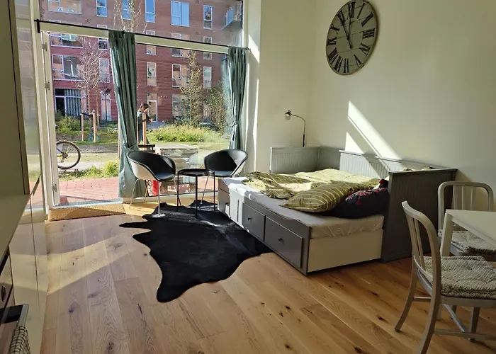 Beautiful Apartment In Hip Area Close To The Beach