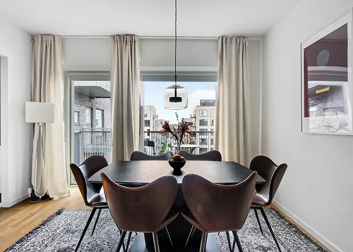 Sanders Arena - Adorable Two-Bedroom Apartment Close To Metro Station