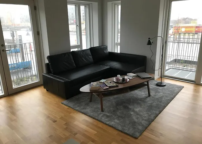 Big Room In Shared Apartment With King Size Bed