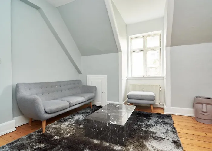 Stylish 5 Person Flat In Vibrant Urban Area