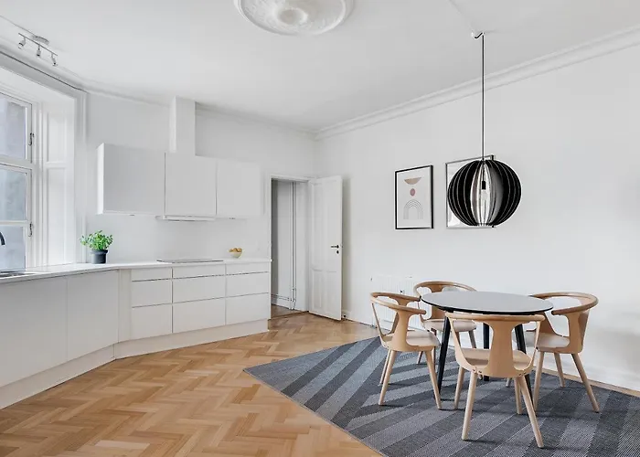 Sanders Frontier - Endearing Two-Bedroom Apartment Near Royal Palace