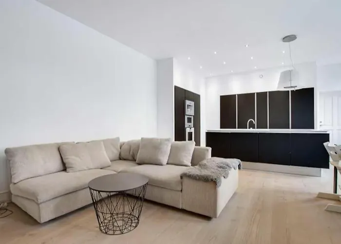 Stylish 2Br Flat By The Marble Church