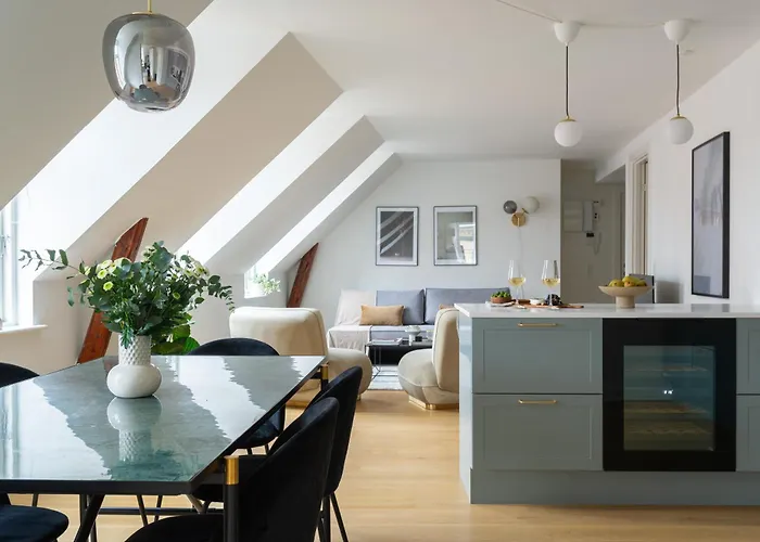 Sanders Leaves - Two-Bedroom Apartment With Shared Roof-Top Terrace