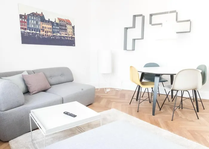Beautiful And Bright 2-Bed With Private Balcony