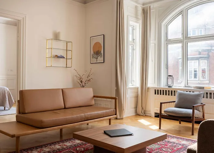 Lovely 3Br Manor Flat 5 Min From Tivoli Gardens