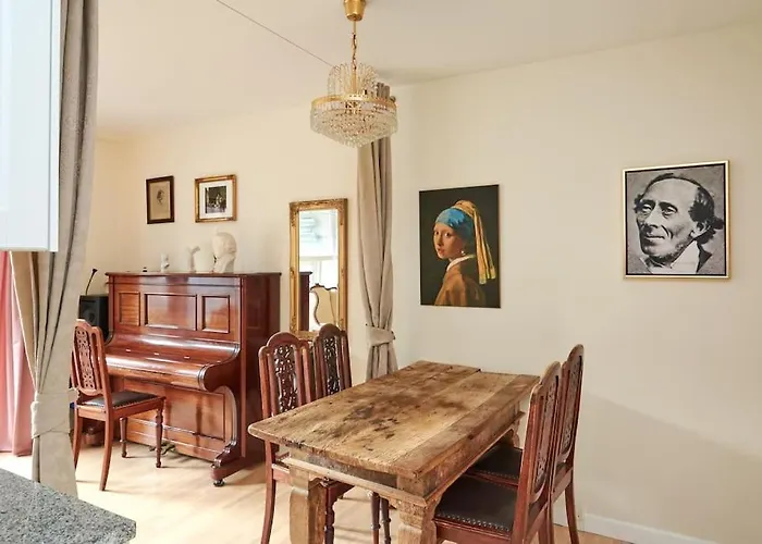 Classic Groundfloor Apartment With Patio Close To Metro
