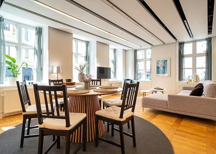 120M2 Near Culture Icons - Historic Fredericiagade
