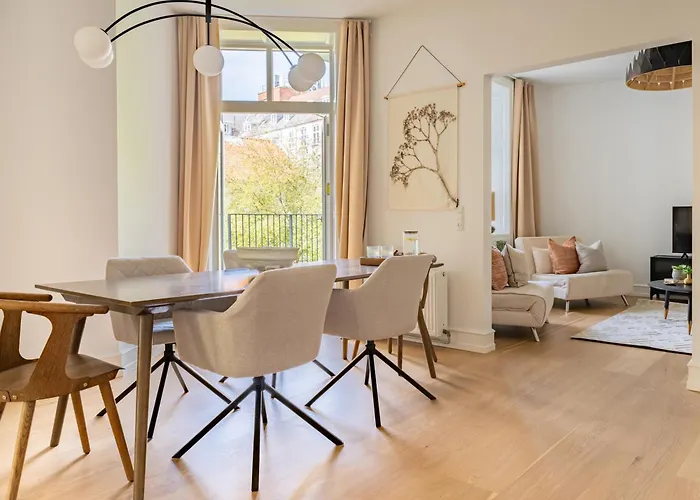 Sanders Shield - 3 Bedroom Apartment With Balcony