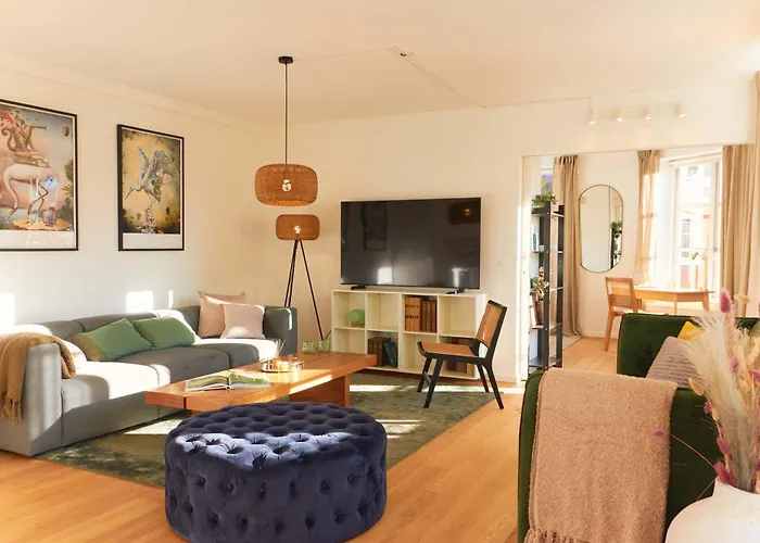 Stunning 2 Bedroom Home On Nyhavn With Private Balcony