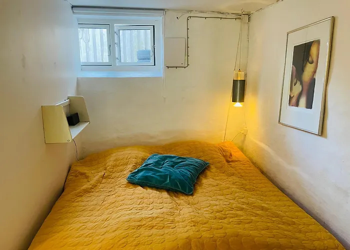 Charmerende Kaelderlejlighed I Villa