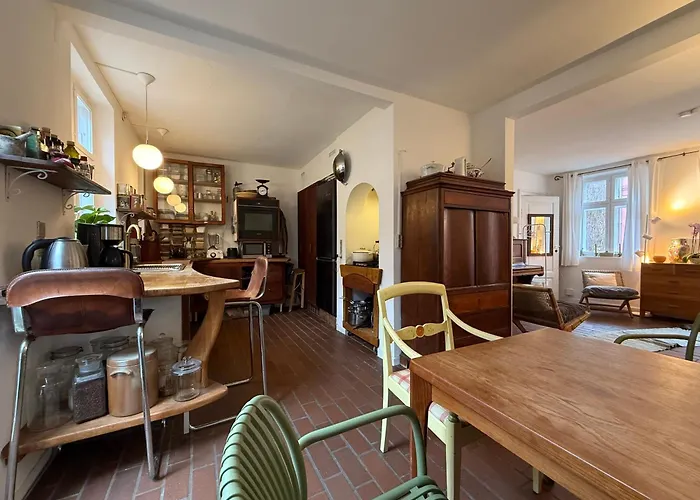 Cozy City Center Chambers With Kitchen And Garden