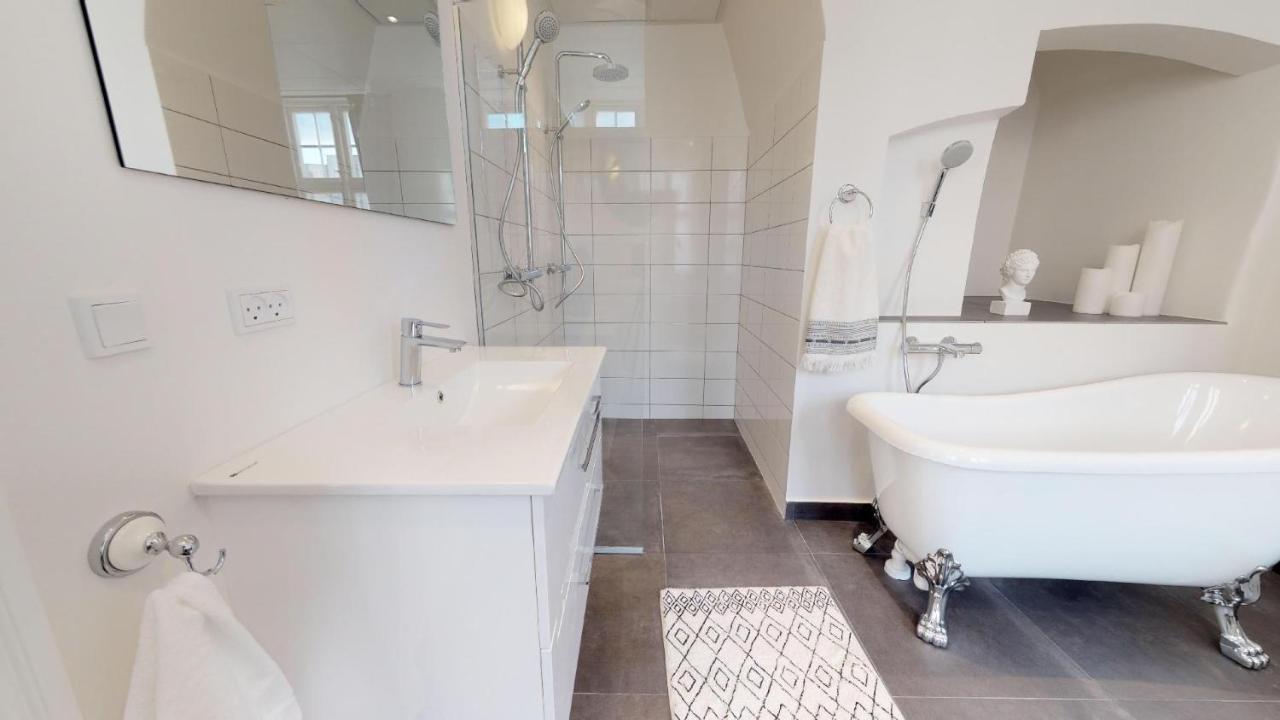 Big 4 Bedroom Apartment With Bathtub By Cph City Hall Square Apartment