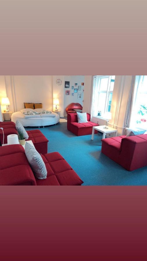 Cozy Right Next To The Hall Apartment *