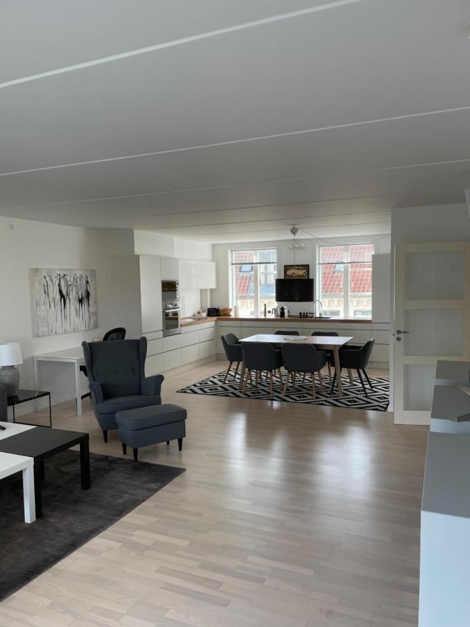 Lux Apartment, 2 Full Bathrooms, 4th *