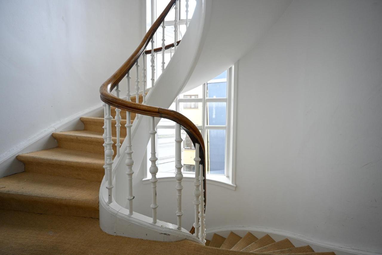 Sanders Merchant - Lovely Two-bedroom In Center Of Apartment *