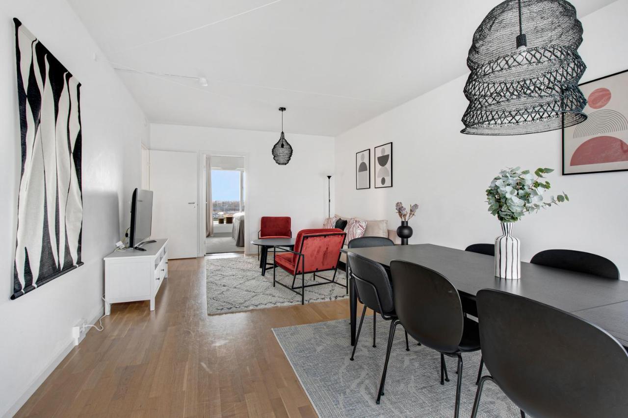 Sanders Arena - Precious Three-bedroom Close To Metro Station *