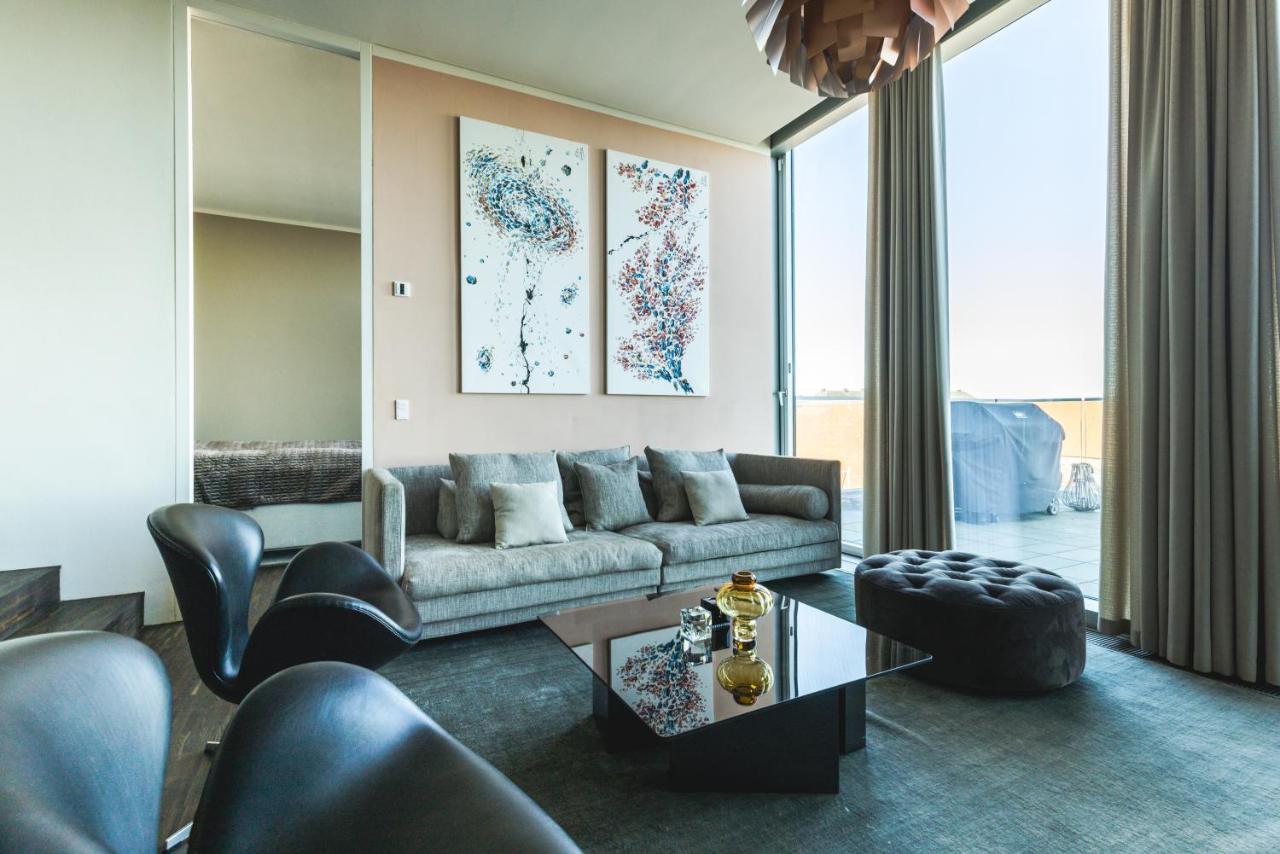 Luxury Harbourfront Penthouse With Private Rooftop *