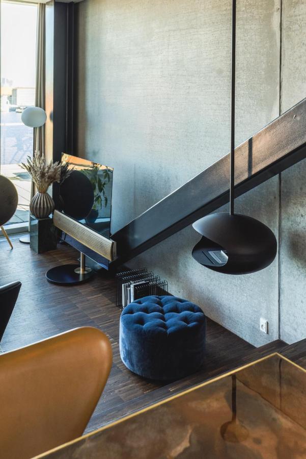 Luxury Harbourfront Penthouse With Private Rooftop *