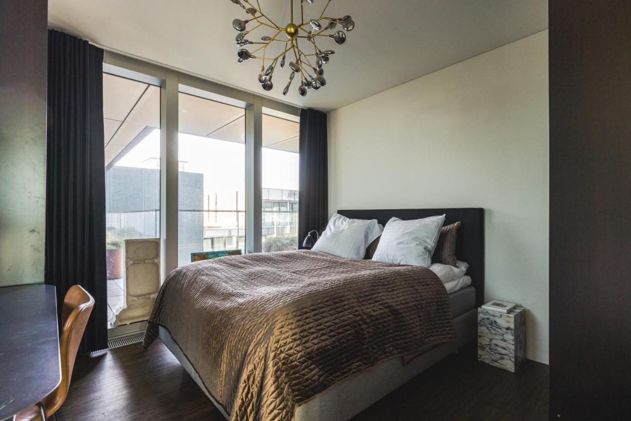 Luxury Harbourfront Penthouse With Private Rooftop