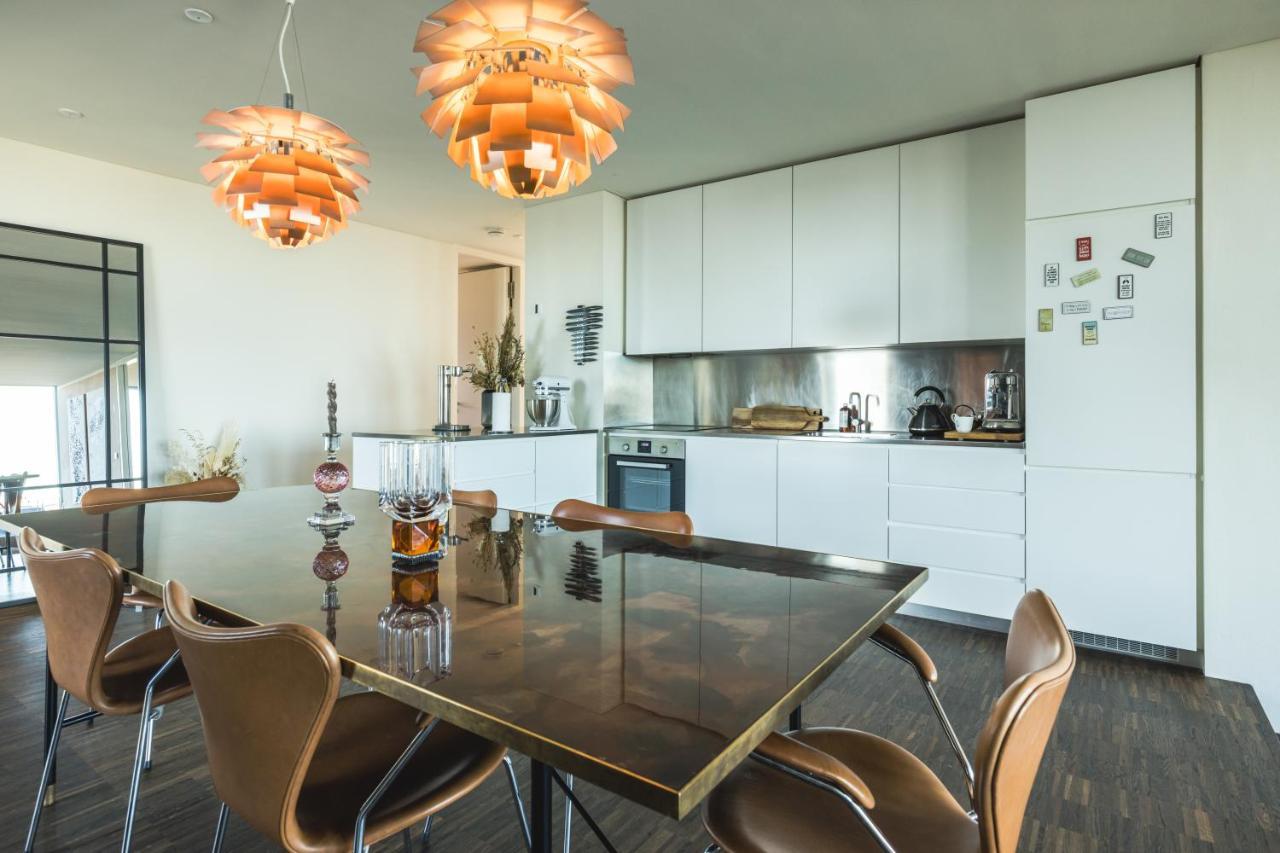 Luxury Harbourfront Penthouse With Private Rooftop