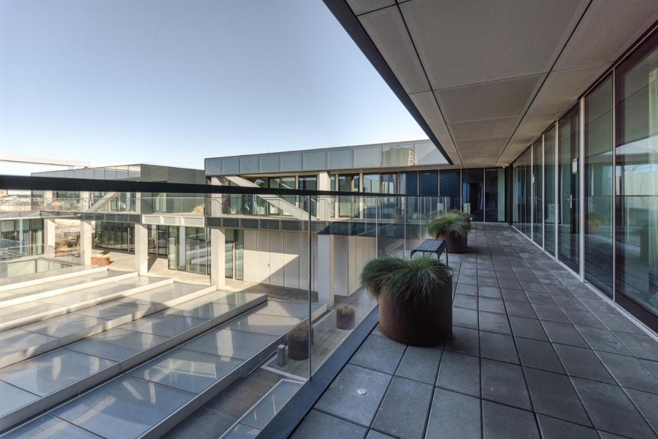 Luxury Harbourfront Penthouse With Private Rooftop