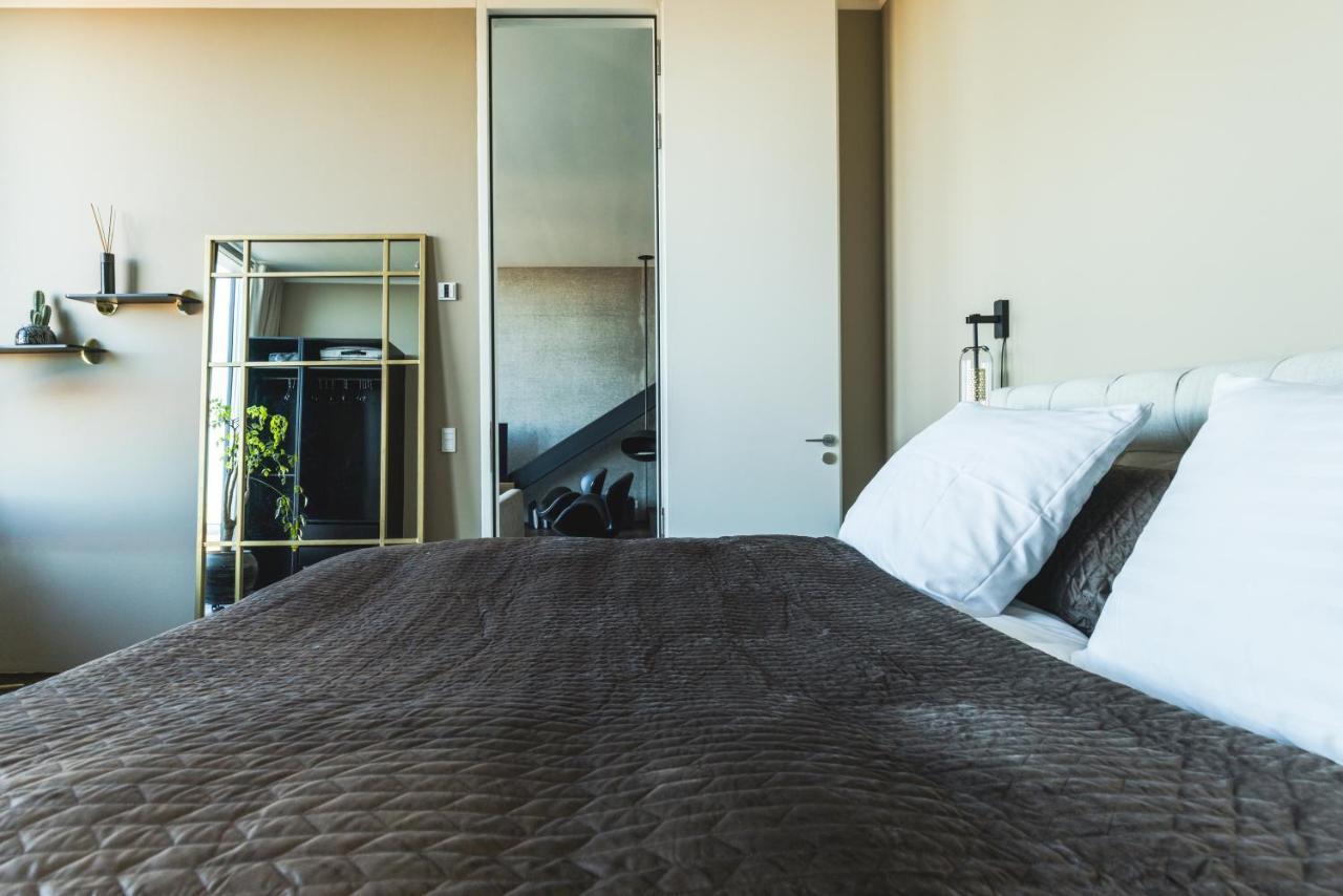 Luxury Harbourfront Penthouse With Private Rooftop