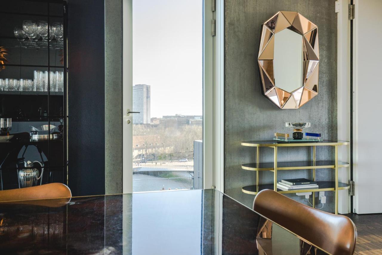 Luxury Harbourfront Penthouse With Private Rooftop Apartment *