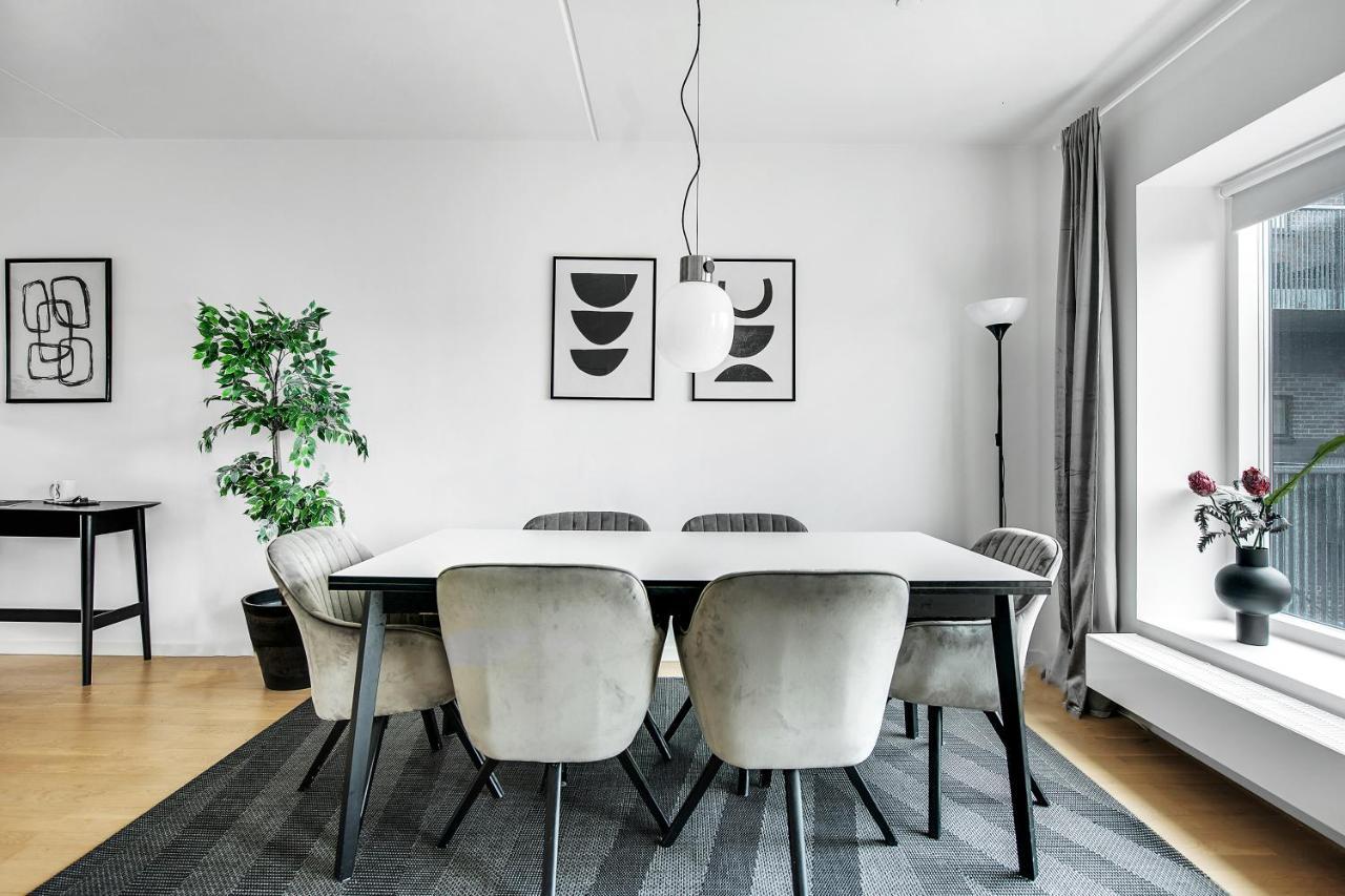 Apartment Sanders Arena - Inviting Three-bedroom Close To Metro Station