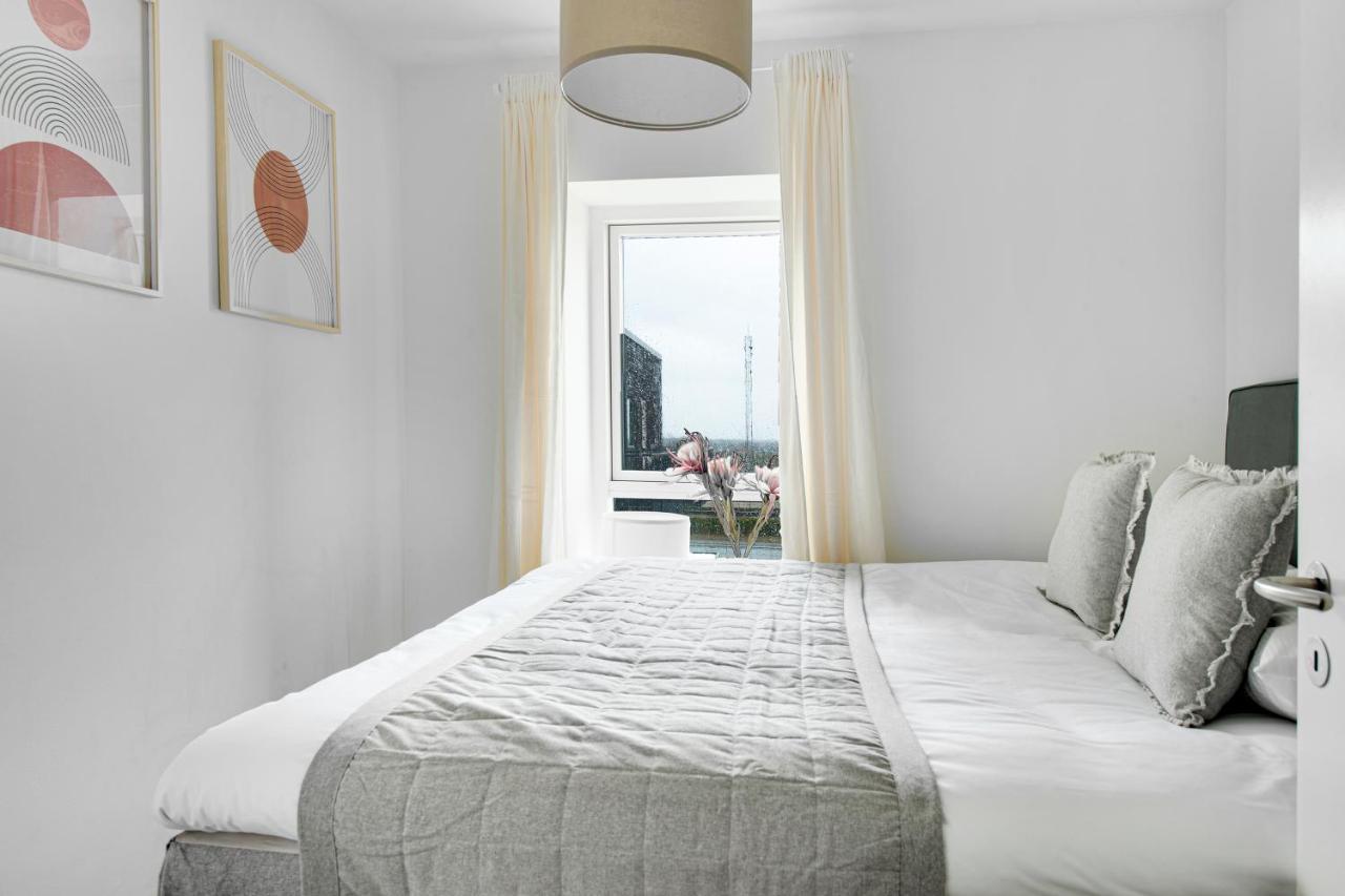 Sanders Arena - Lovely Three-bedroom Close To Metro Station Apartment