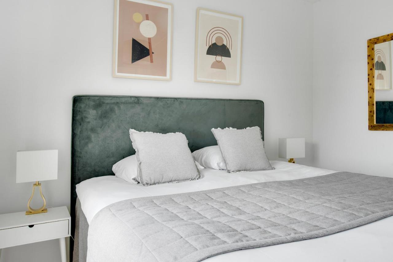 Sanders Arena - Lovely Three-bedroom Close To Metro Station Apartment