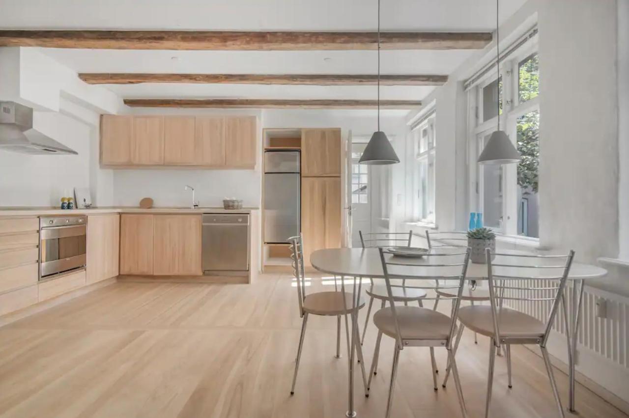 City With Cosy Backyard In Vibrant Area Apartment *