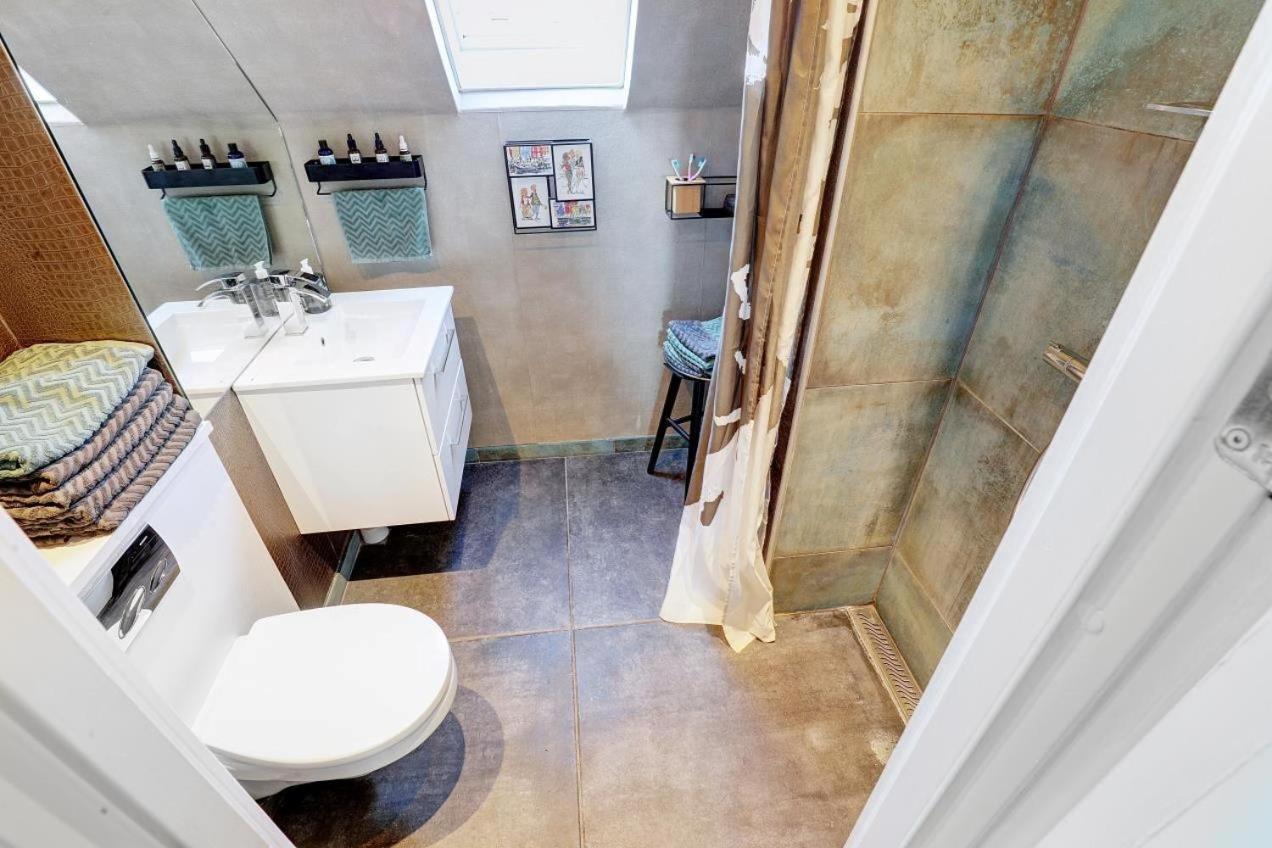 Cosy In Residential Part Of Copenhagen, With Free Street Parking And Shared Bathroom Copenhague