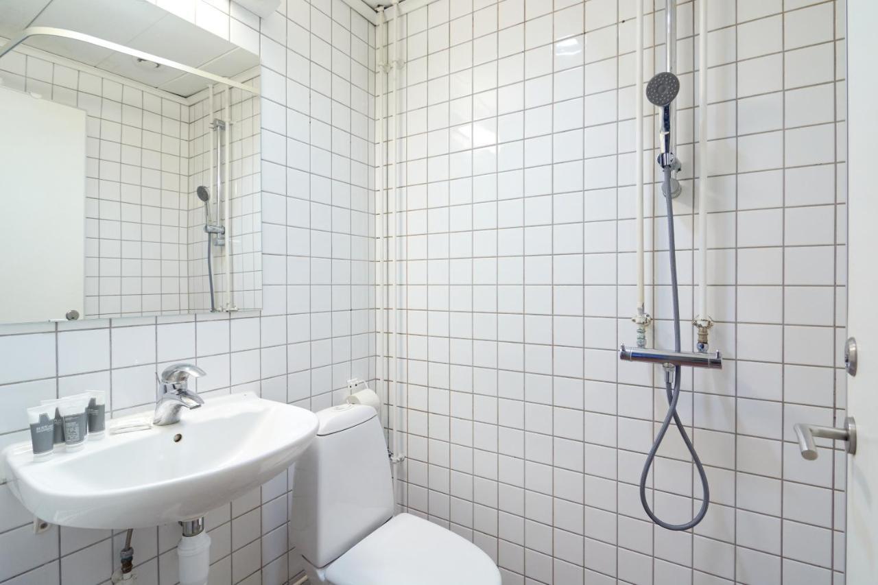 Stylish 5 Person Flat In Vibrant Urban Area Apartment
