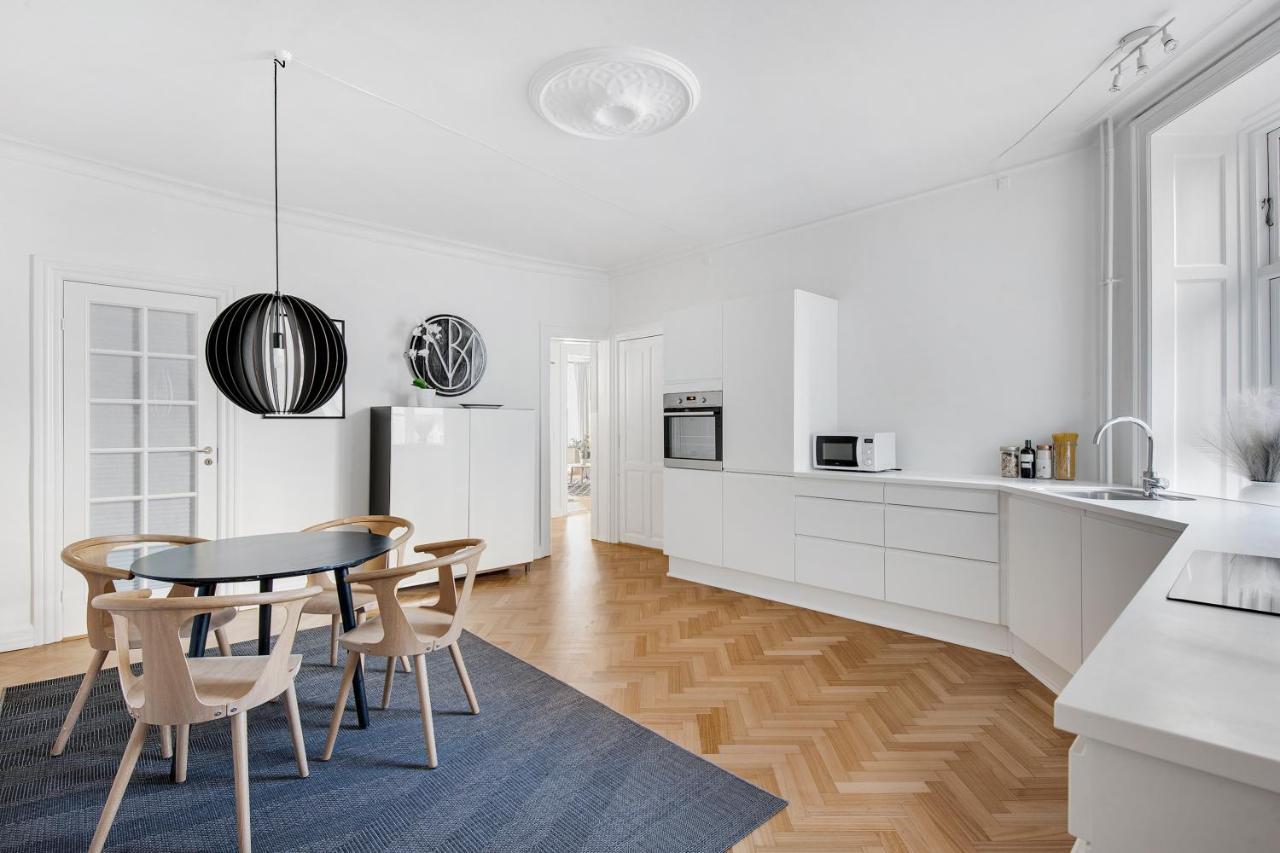 Sanders Frontier - Endearing Two-bedroom Near Royal Palace Appartement