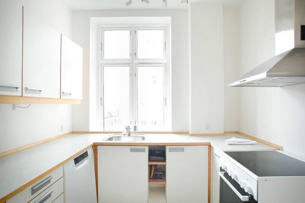 3 Bedroom Flat With Balcony In Peaceful Neighbourhood *