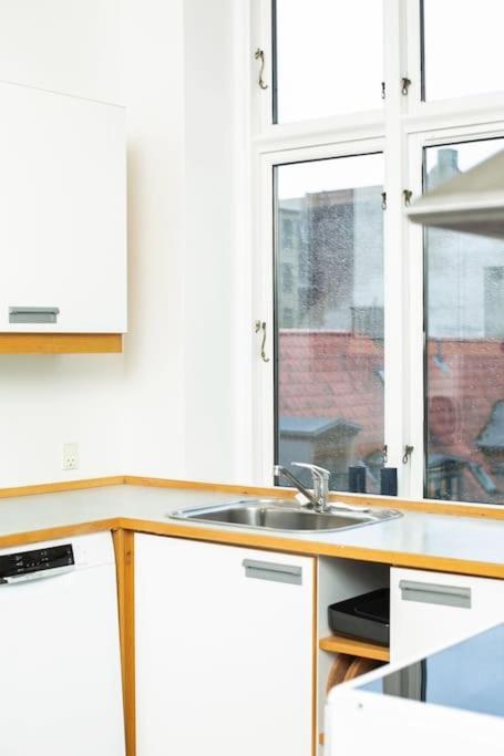 3 Bedroom Flat With Balcony In Peaceful Neighbourhood *