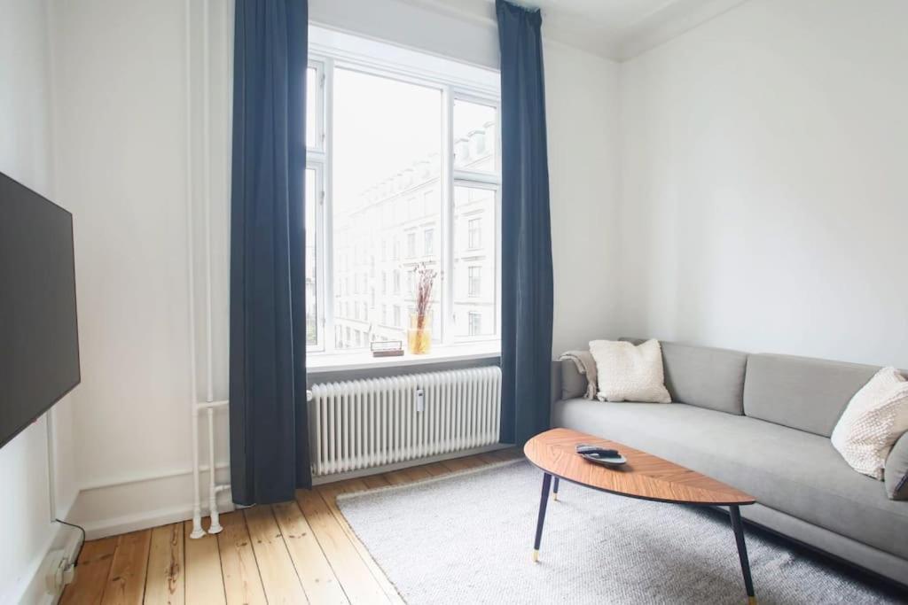 Apartment 3 Bedroom Flat With Balcony In Peaceful Neighbourhood *