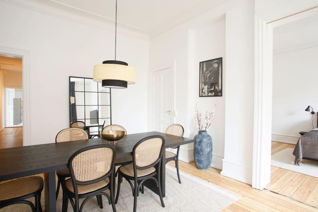 3 Bedroom Flat With Balcony In Peaceful Neighbourhood Apartment *
