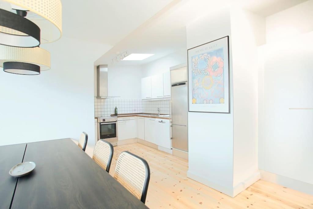 Lejlighed Bright 3br Flat With Balcony And Amazing View *