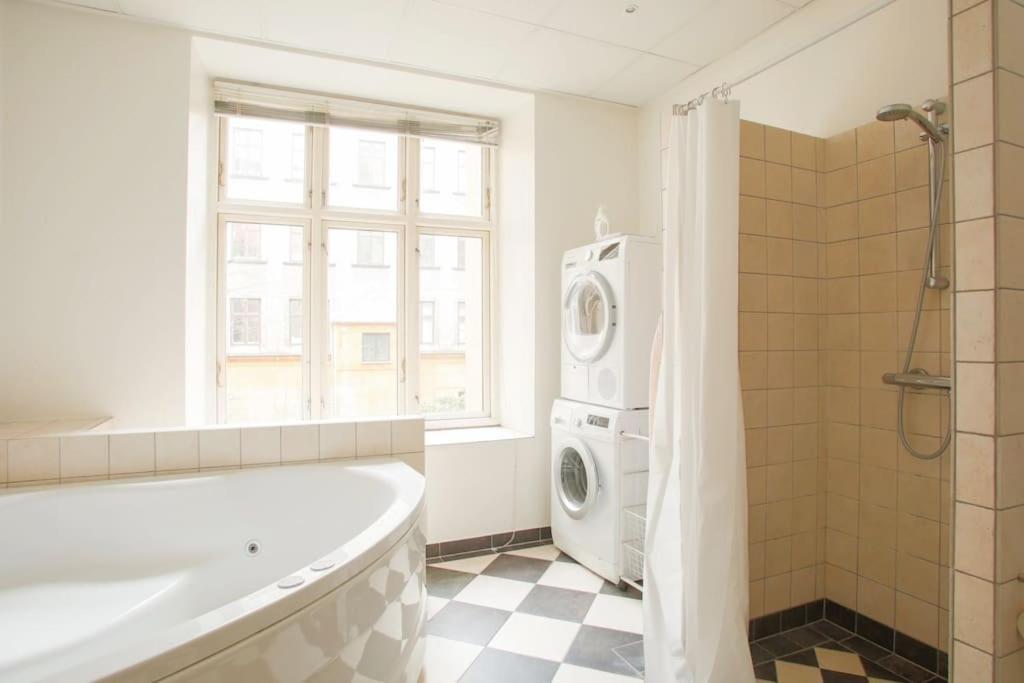 Large & Bright 3br Flat W Whirlpool Near Metro *