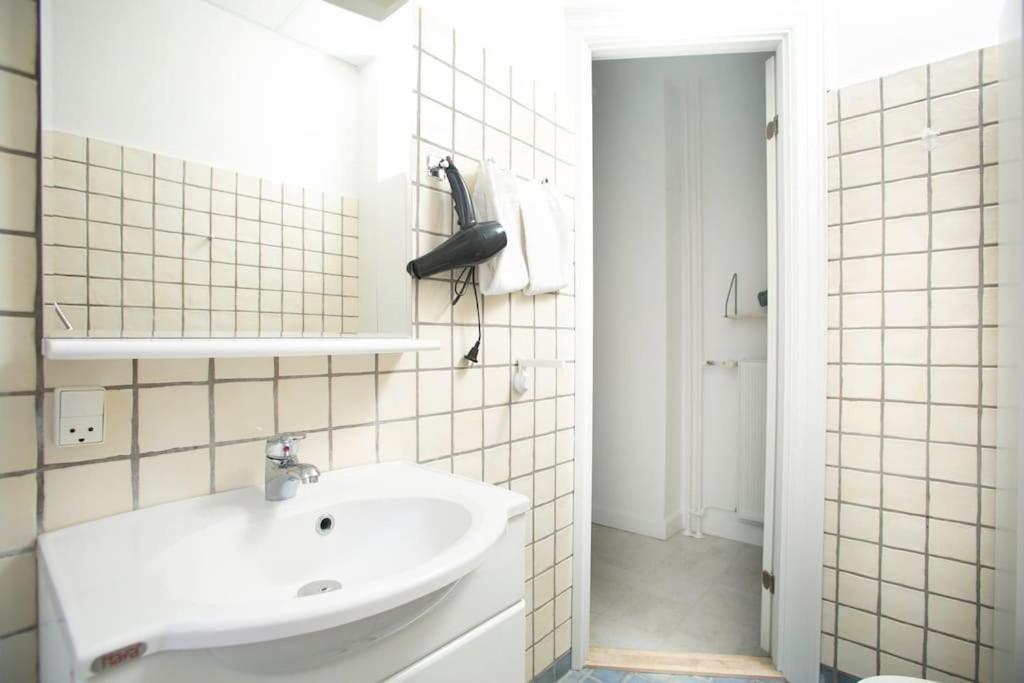 3 Bedroom Flat With Balcony In Peaceful Neighbourhood