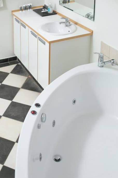 Large & Bright 3br Flat W Whirlpool Near Metro Apartamento *