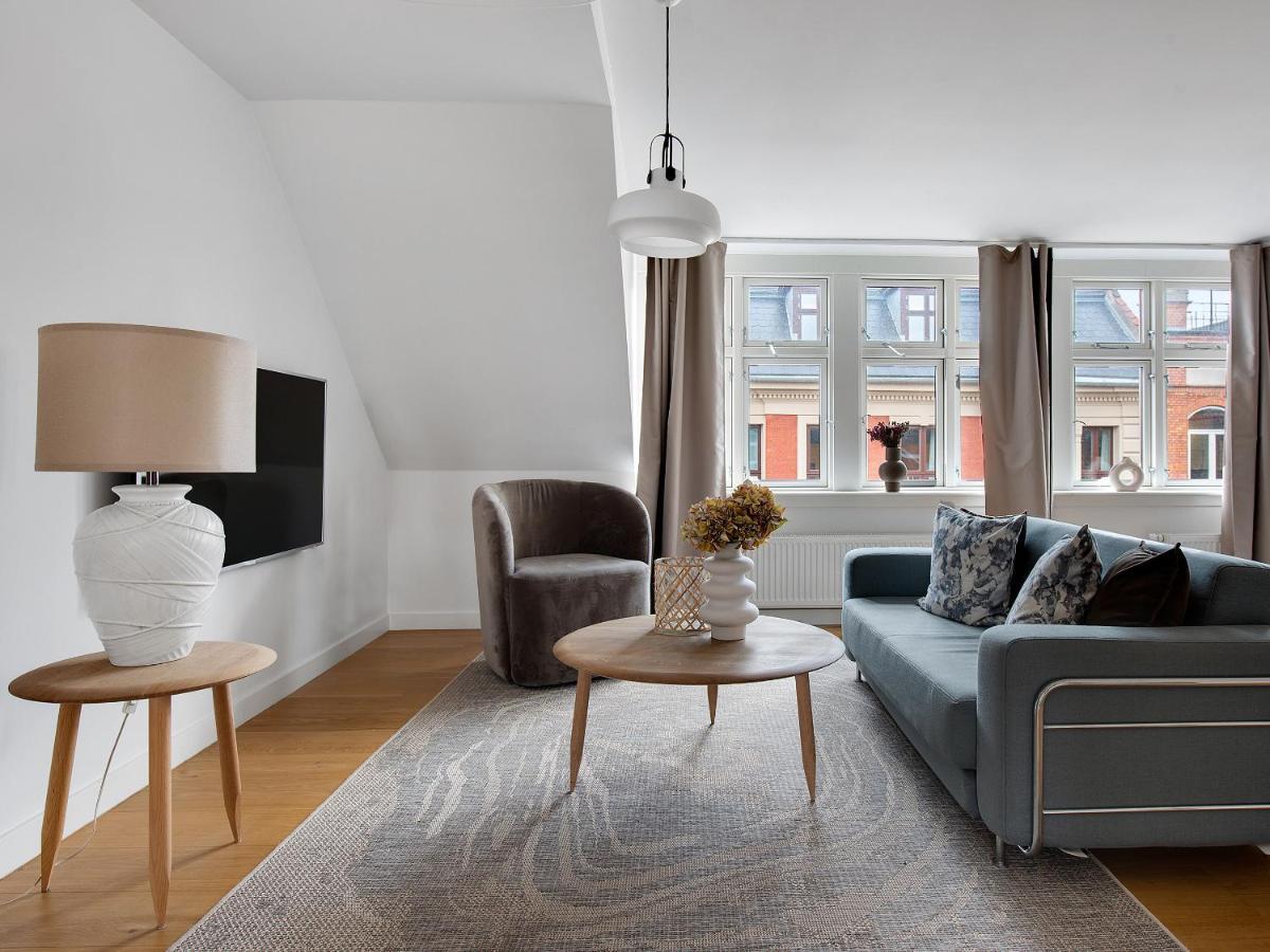 Sanders Leaves - Precious Two-bedroom Penthouse In Downtown Apartment
