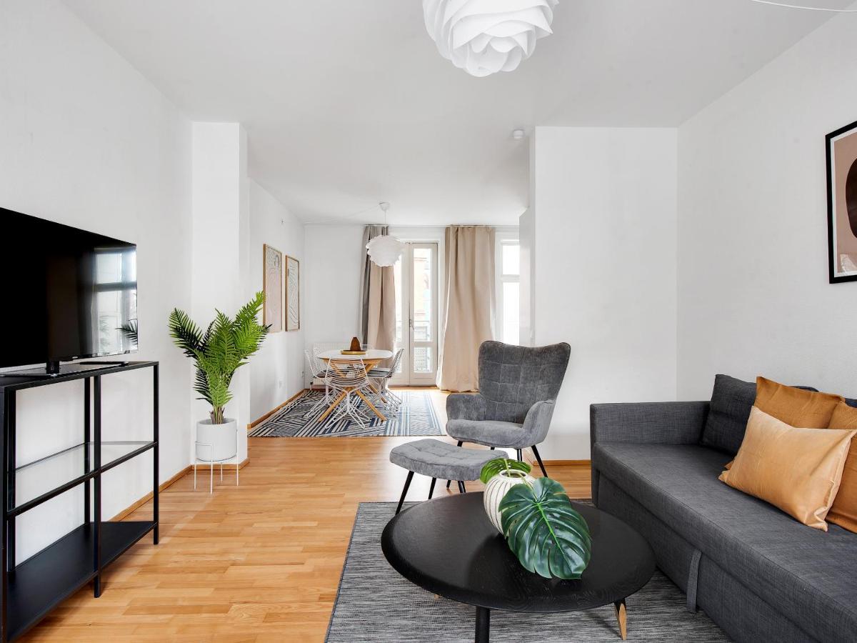 Sanders Constantin - Chic Two-bedroom With Balcony Appartement