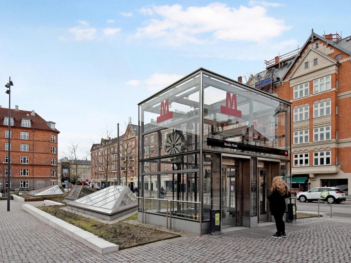 Sanders Constantin - Chic Two-bedroom With Balcony Appartement