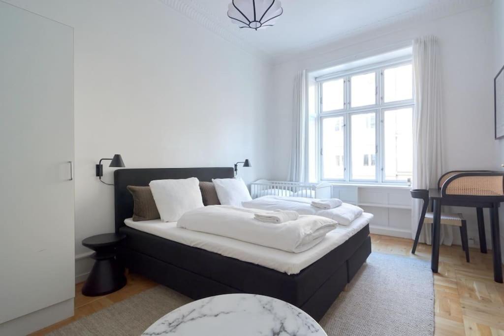 Moderen And Sleek 3br With Bath By The Lakes And Metro Huoneisto